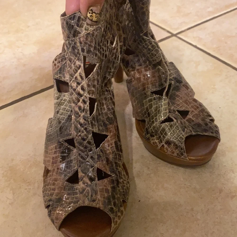 Crown Vintage platform snakeskin print heels